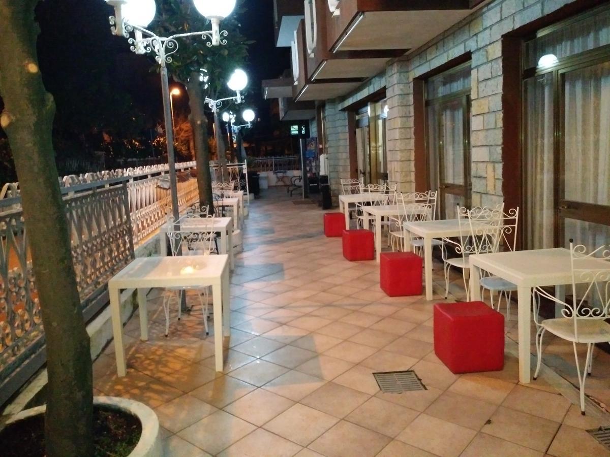 Hotel Emanuela Ріміні Екстер'єр фото