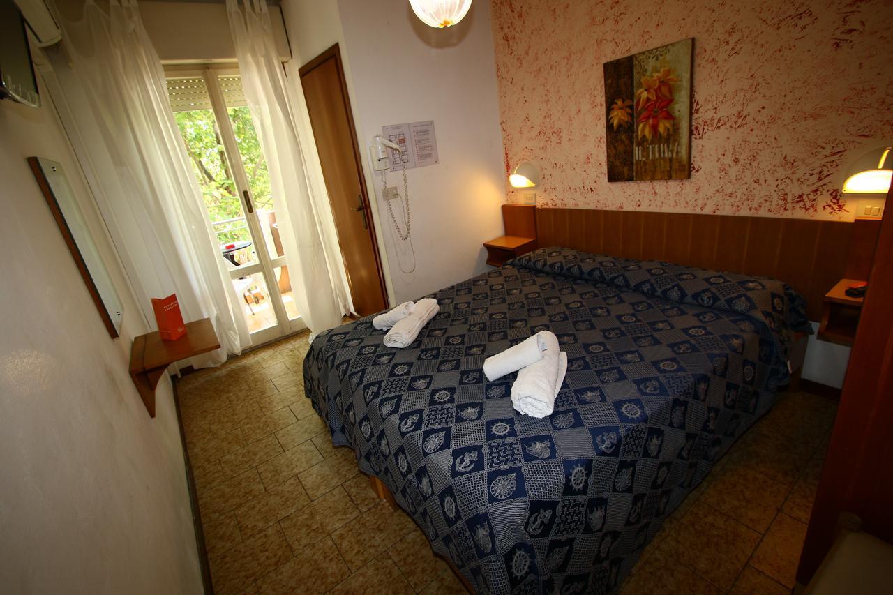 Hotel Emanuela Ріміні Екстер'єр фото