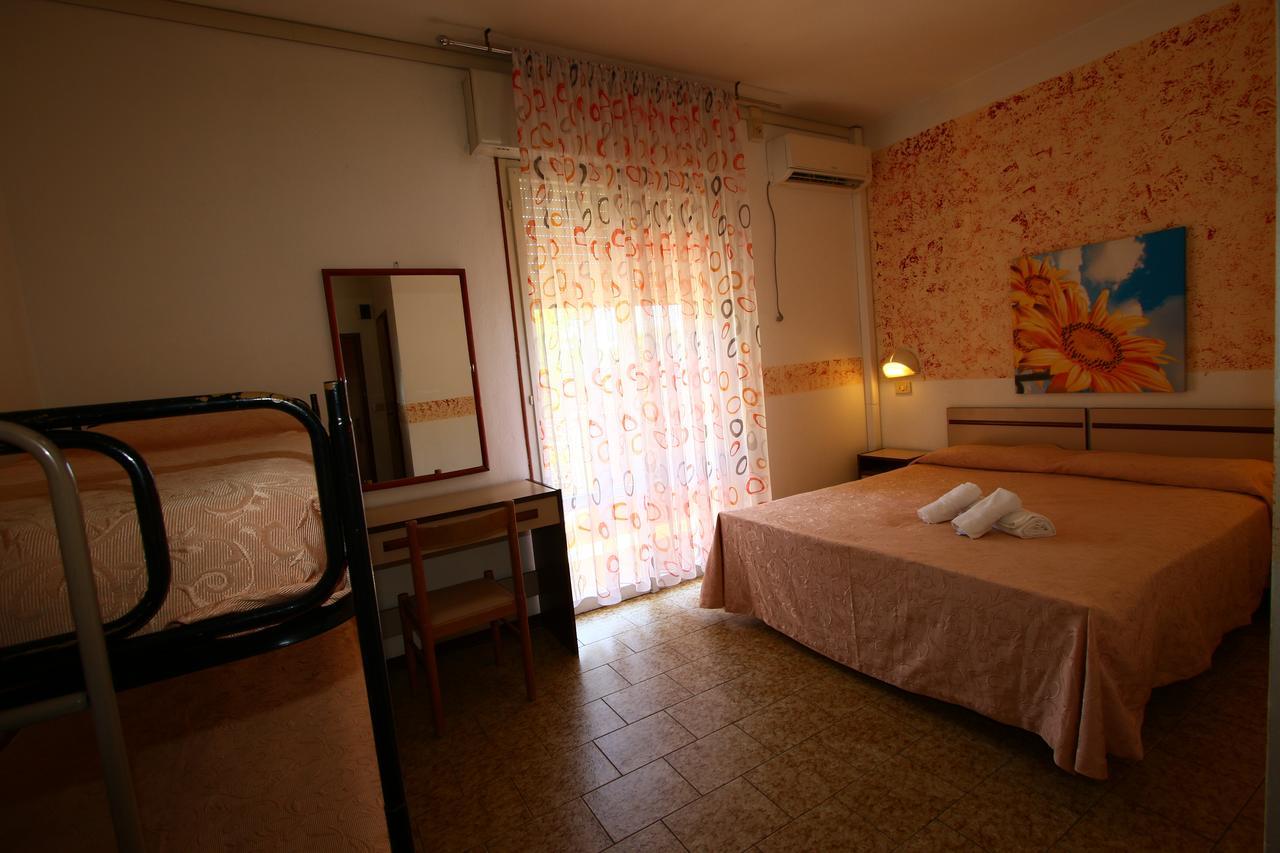 Hotel Emanuela Ріміні Екстер'єр фото