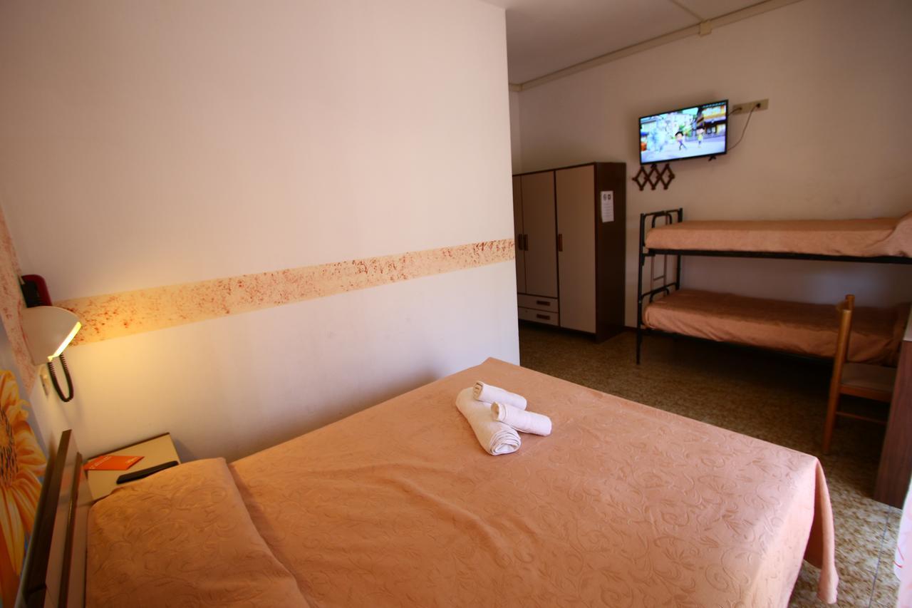 Hotel Emanuela Ріміні Екстер'єр фото