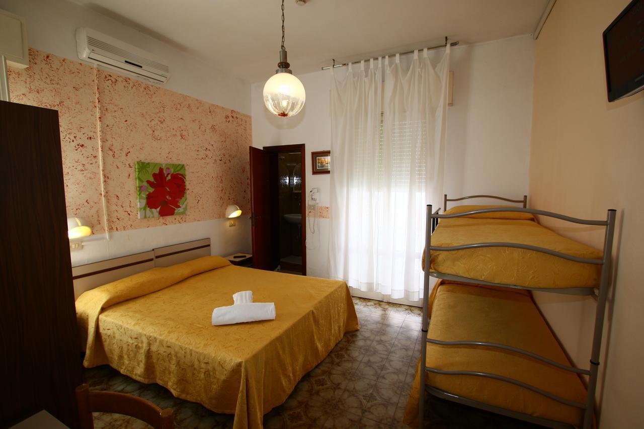 Hotel Emanuela Ріміні Екстер'єр фото