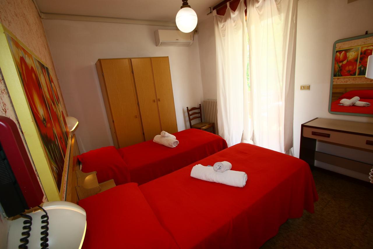 Hotel Emanuela Ріміні Екстер'єр фото