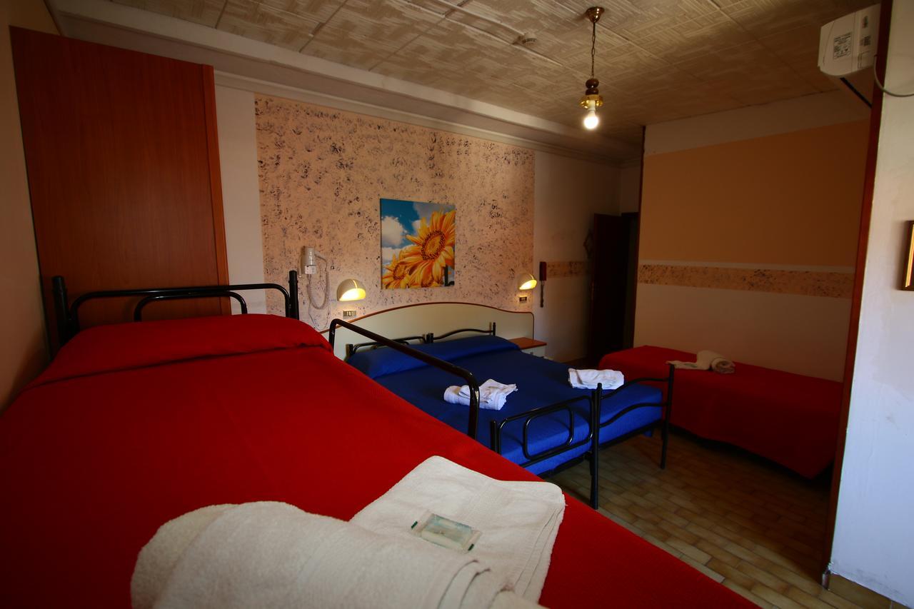 Hotel Emanuela Ріміні Екстер'єр фото