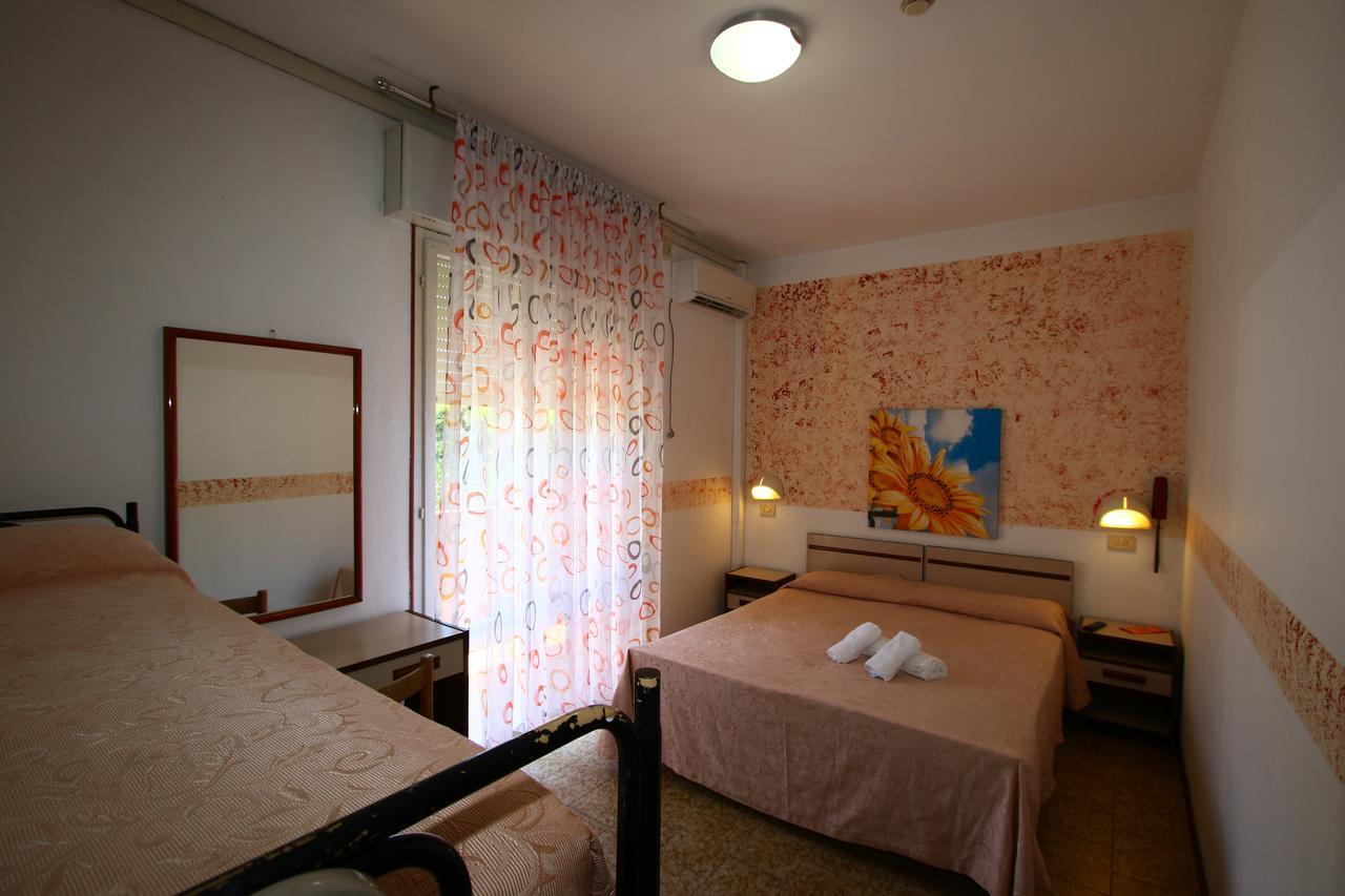 Hotel Emanuela Ріміні Екстер'єр фото