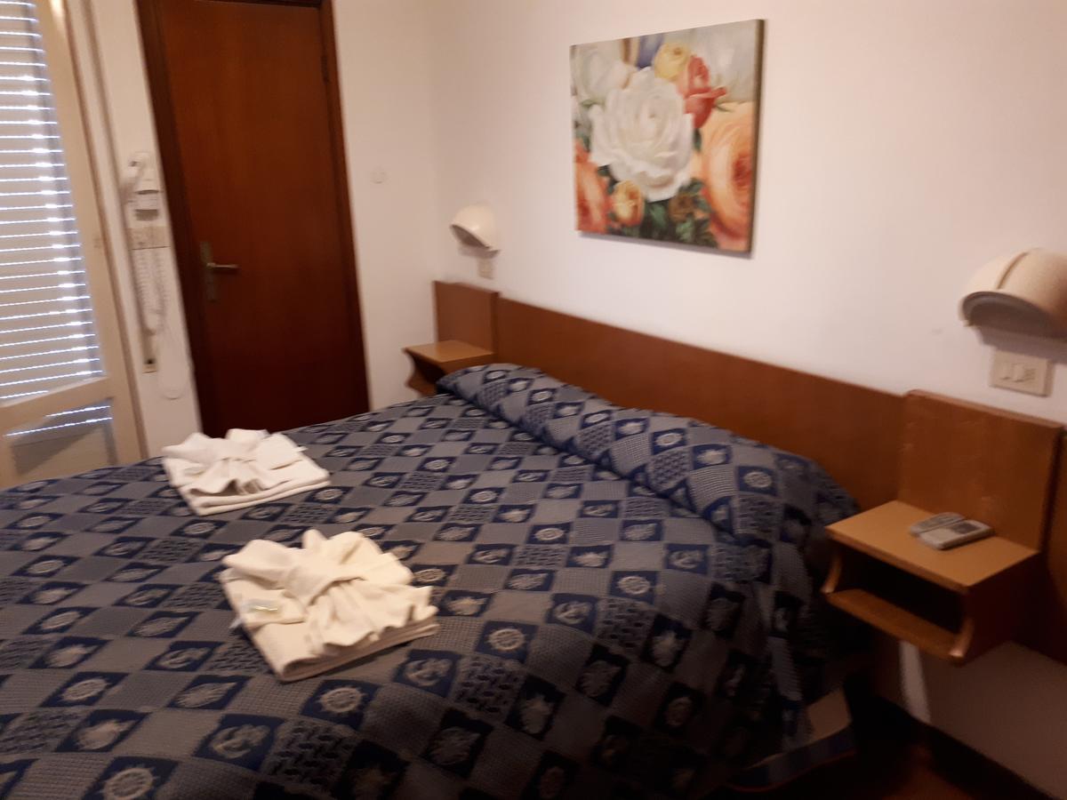 Hotel Emanuela Ріміні Екстер'єр фото