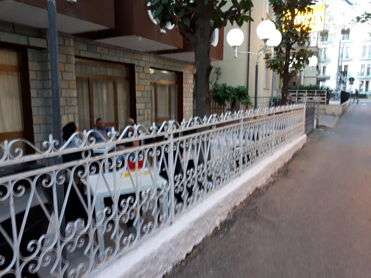 Hotel Emanuela Ріміні Екстер'єр фото